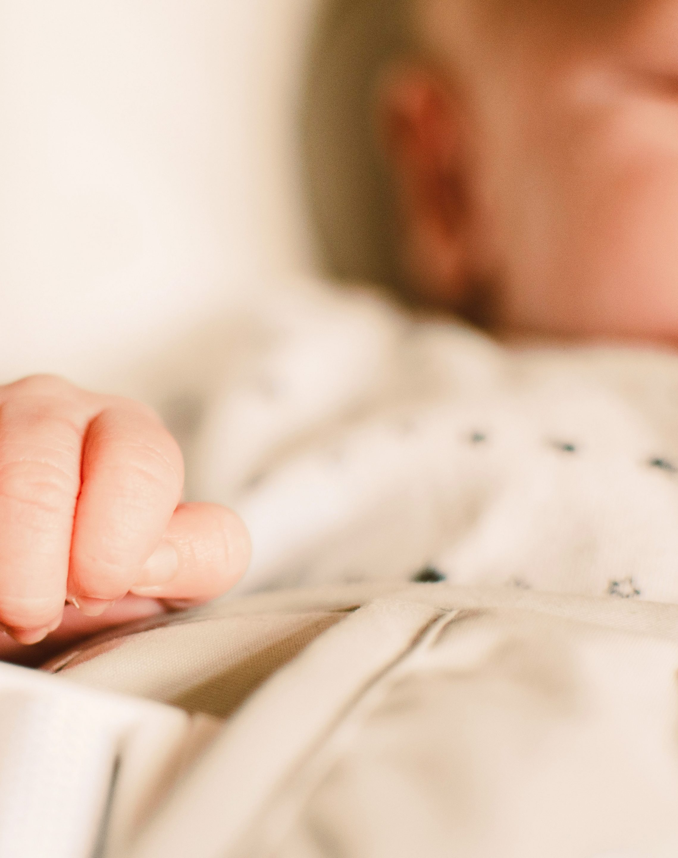 bébé avec main rencontre bébé avec la main de sa maman