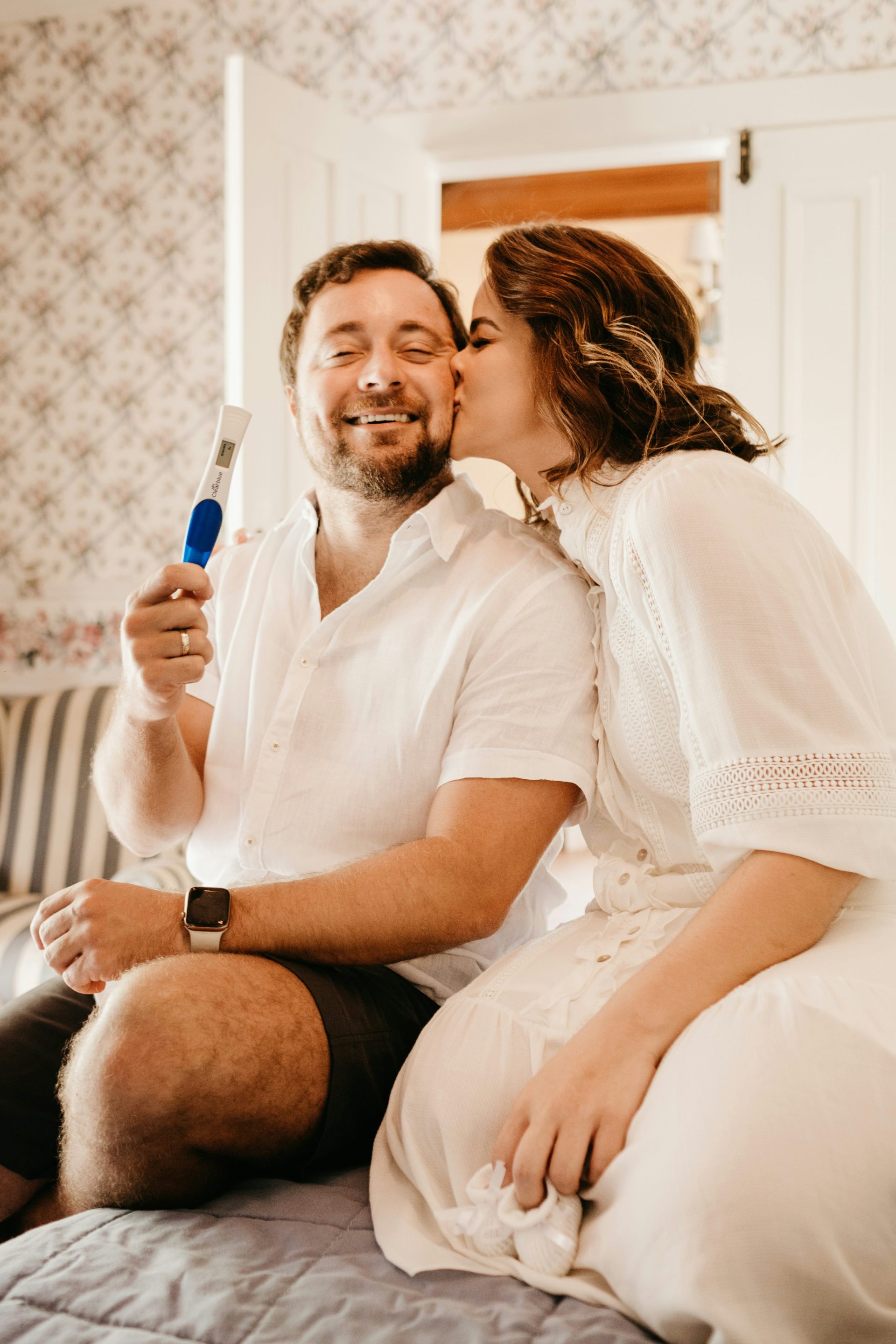 couple test de grossesse parents montrant un test de grossesse