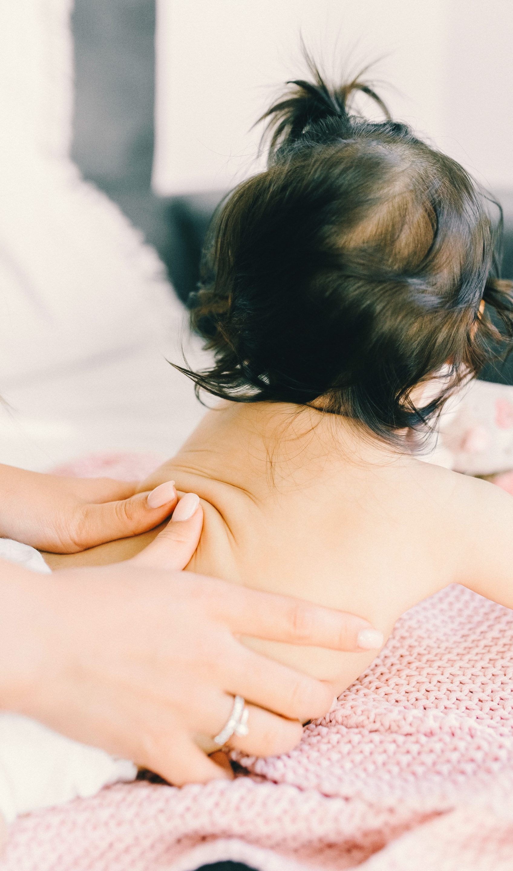 cycle massage bébé bébé sur le ventre entrain de se faire masser le dos