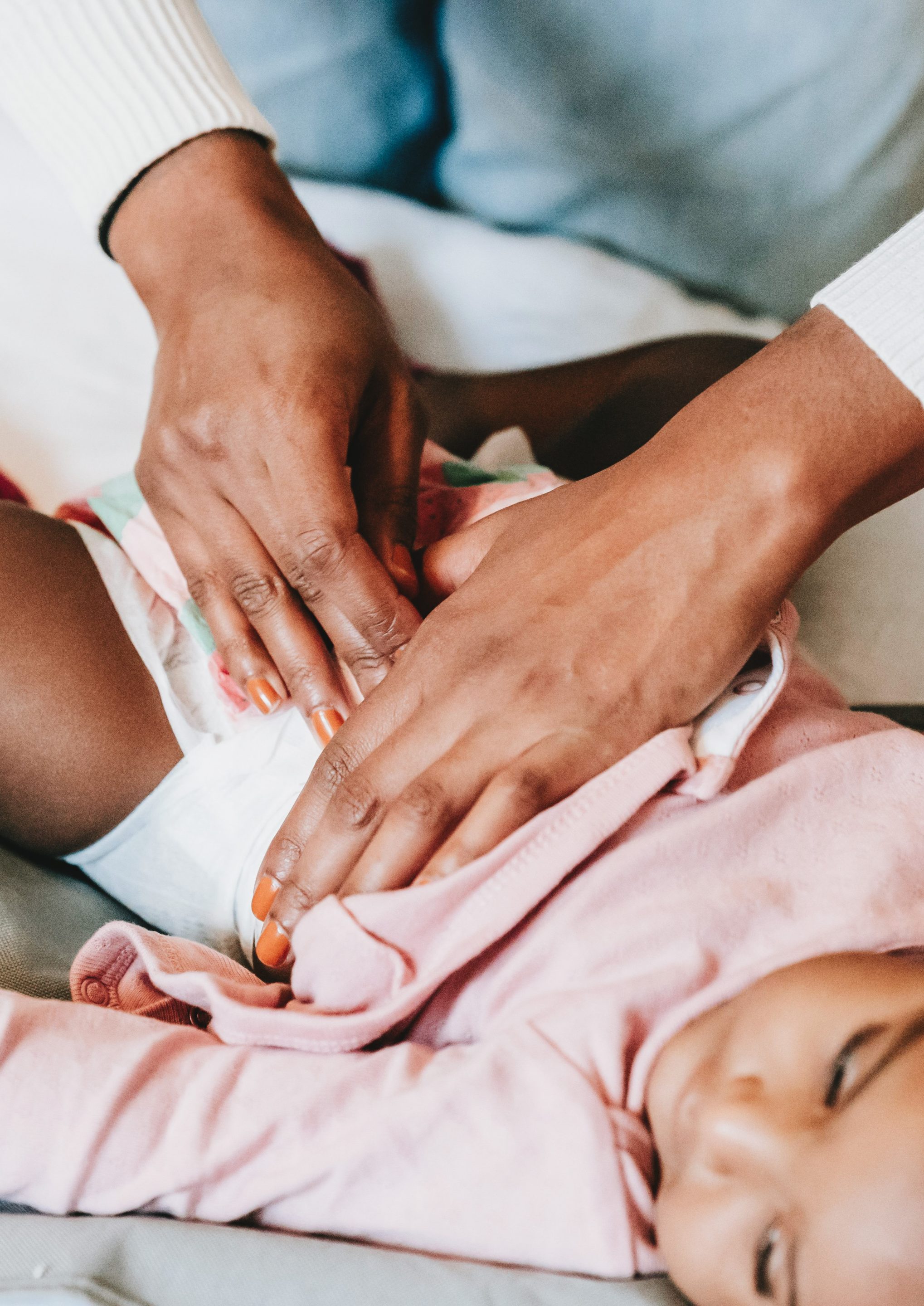cycle massage bébé bébé entrain de se faire masser