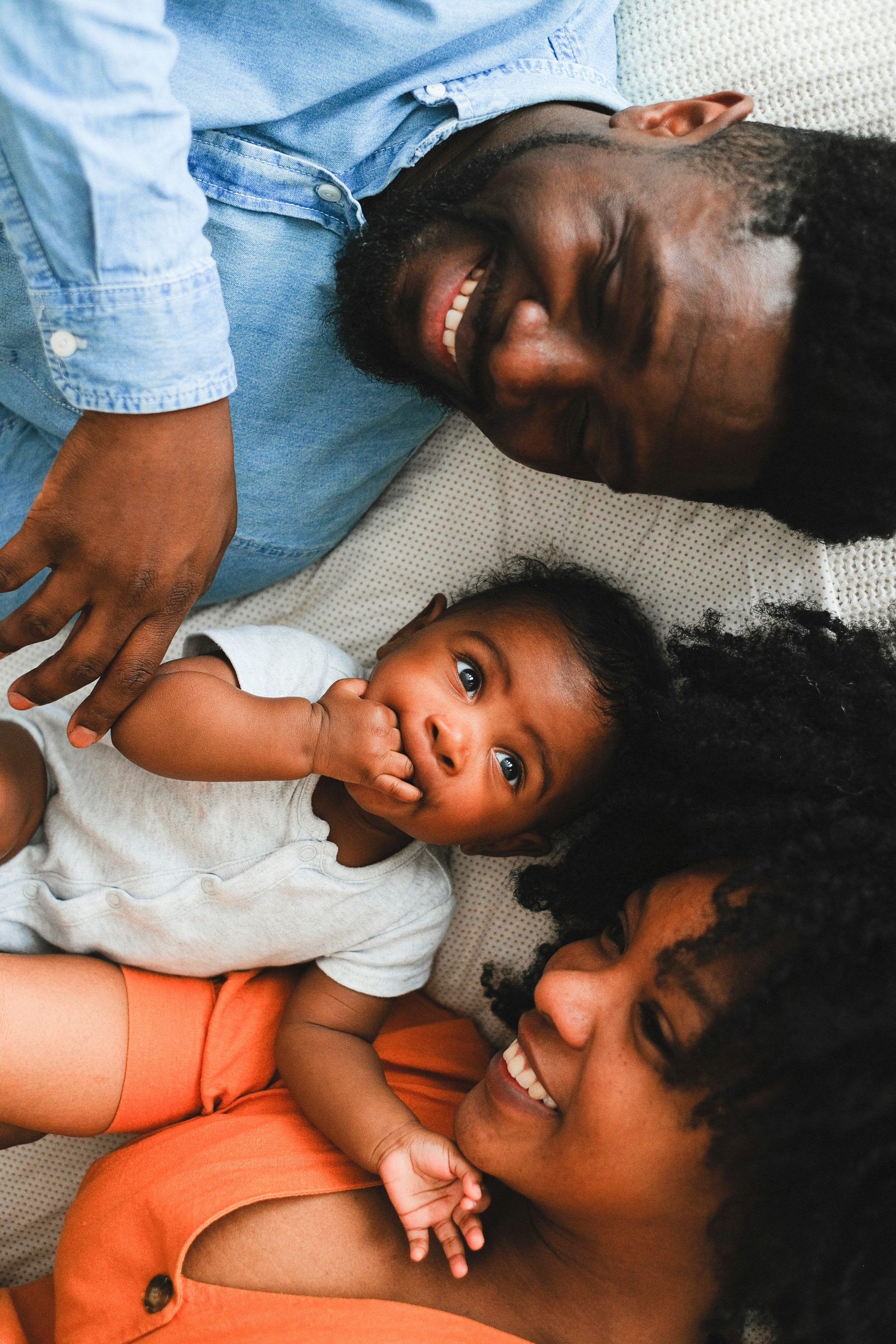 famille famille de personnes noires avec un bébé et les parents, homme et femme