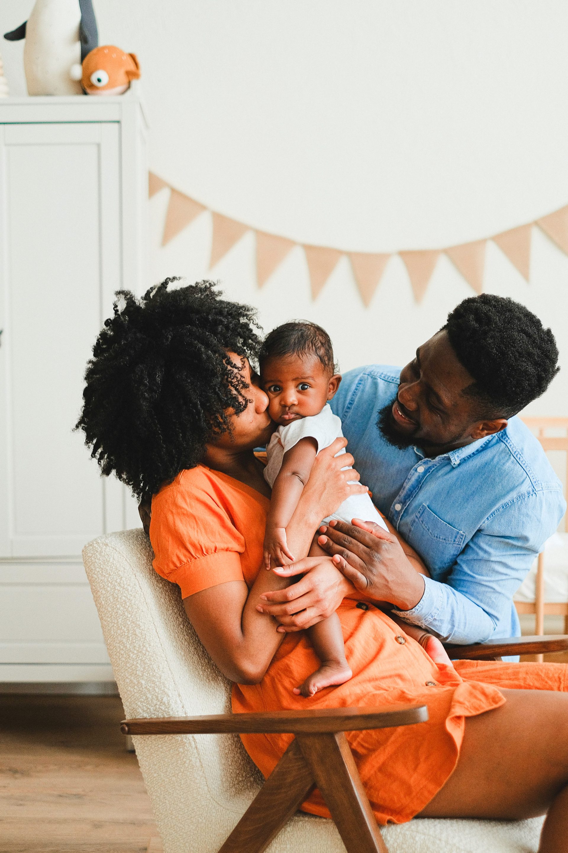 famille famille de personnes noires avec un bébé et les parents, homme et femme