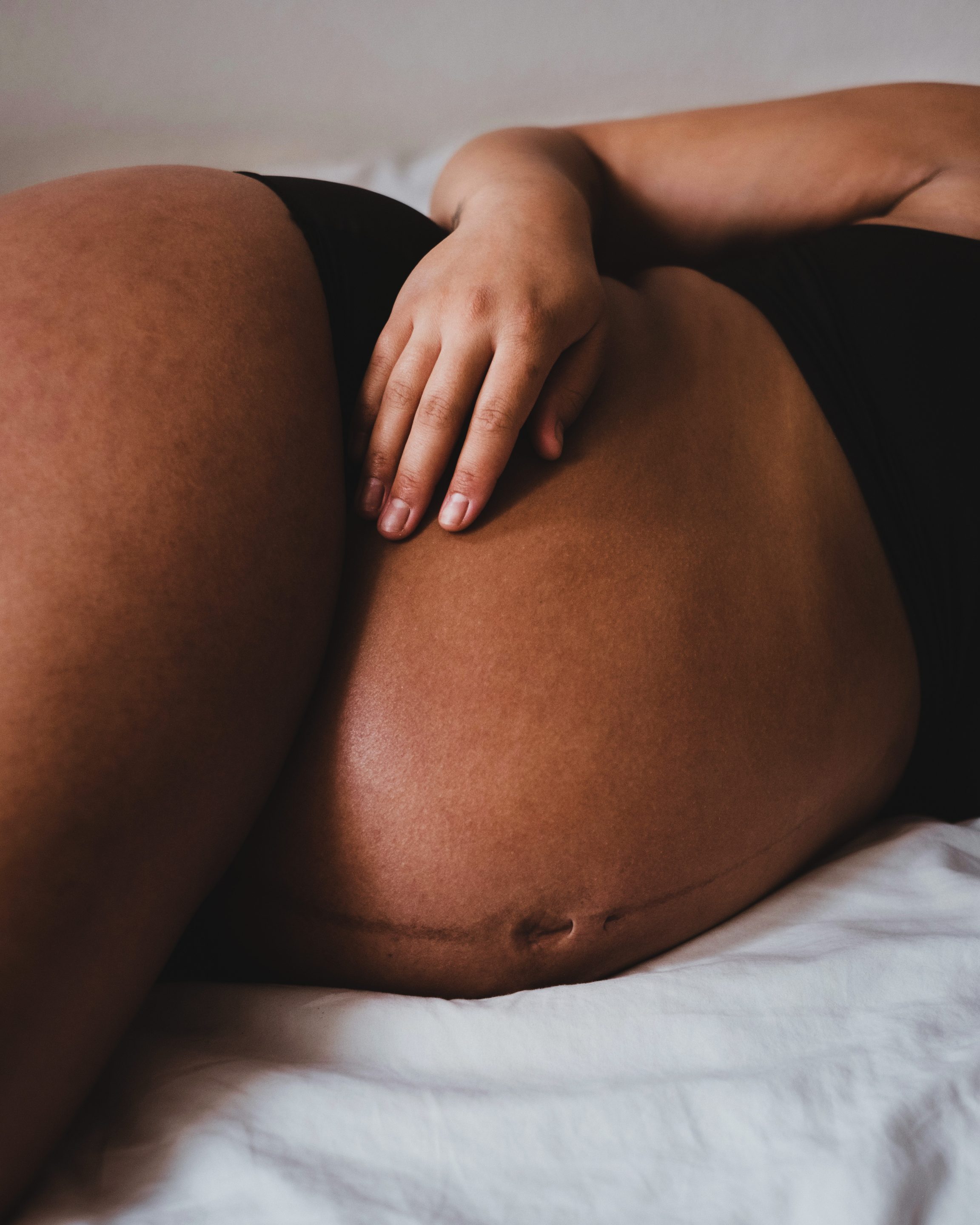 femme enceinte allongée pour un massage