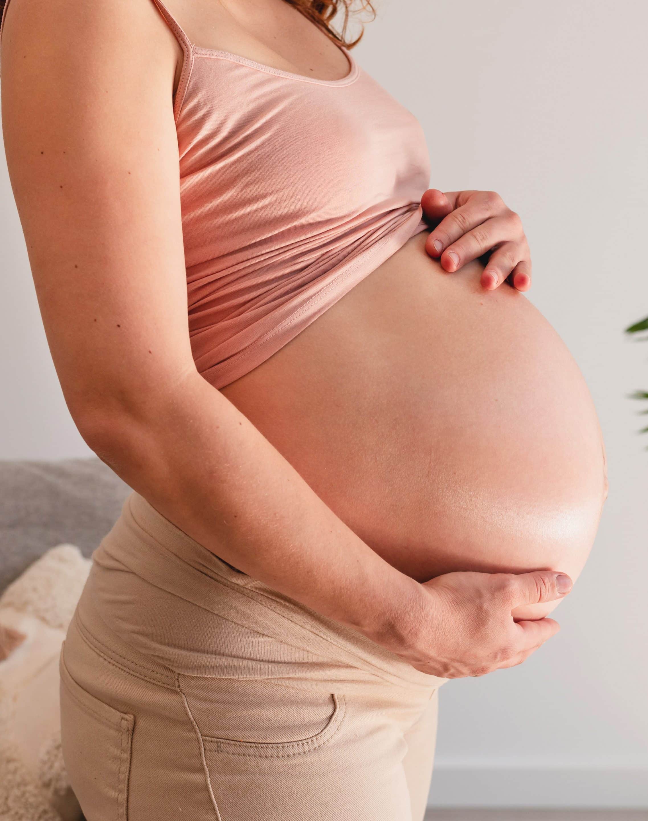 femme enceinte femme enceinte debout se tenant le ventre