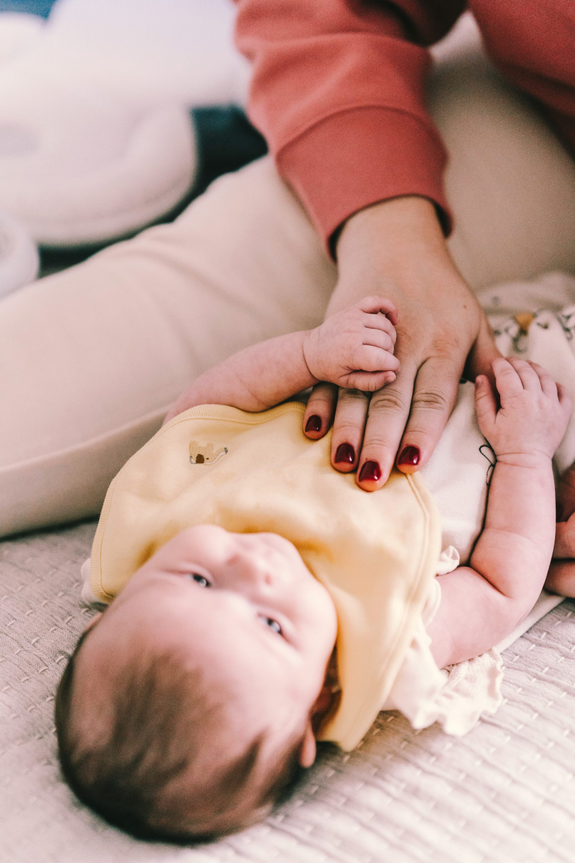 massage bébé bébé entrain de se faire maser le ventre
