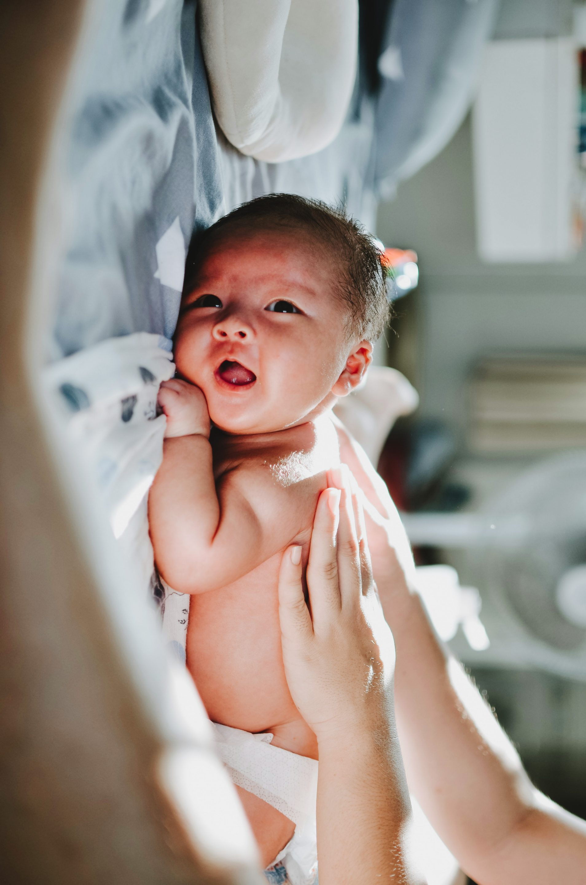 massage bébé dos bébé sur le ventre entrain de se faire masser le dos