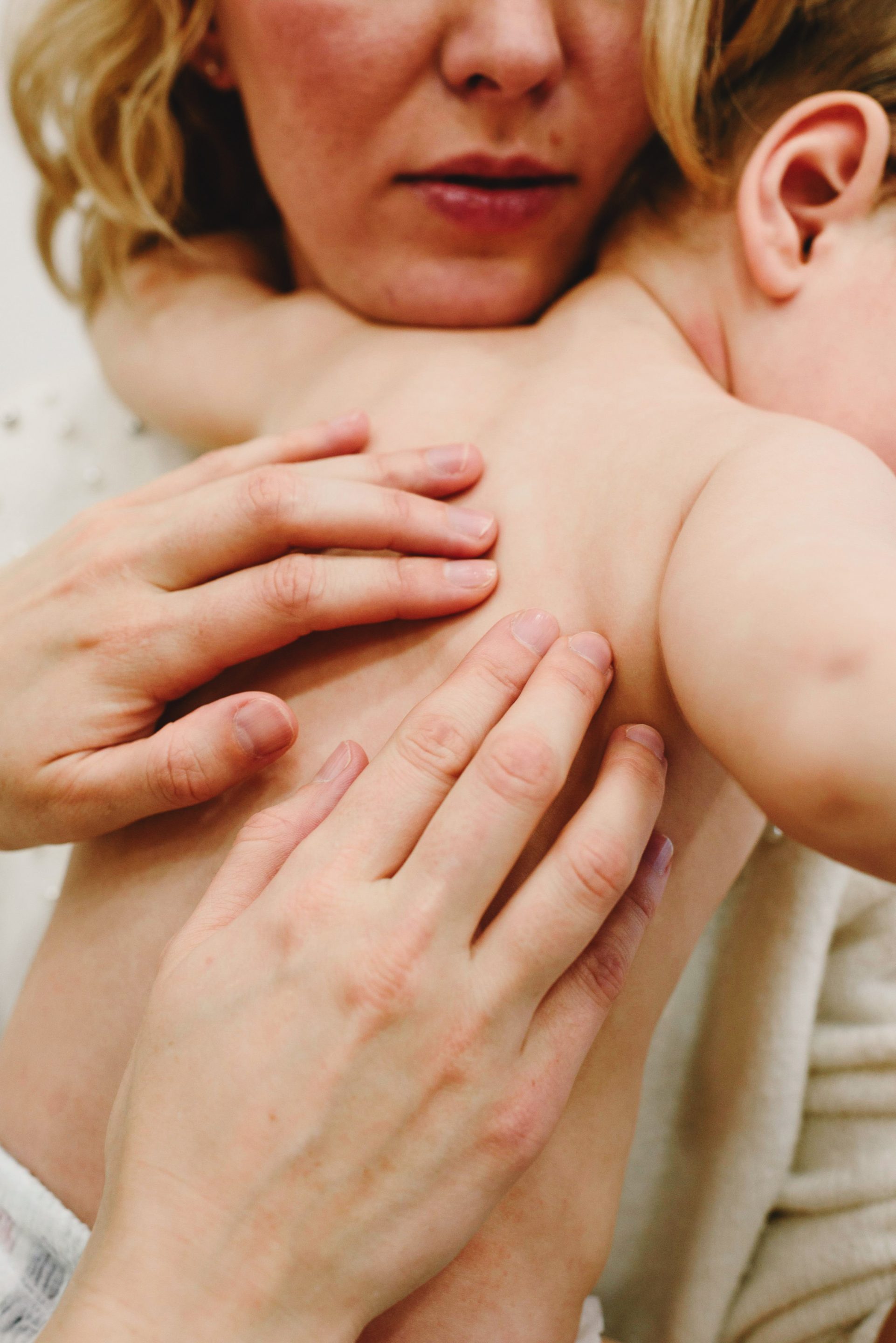 massage bébé maux bébé entrain de se faire masser