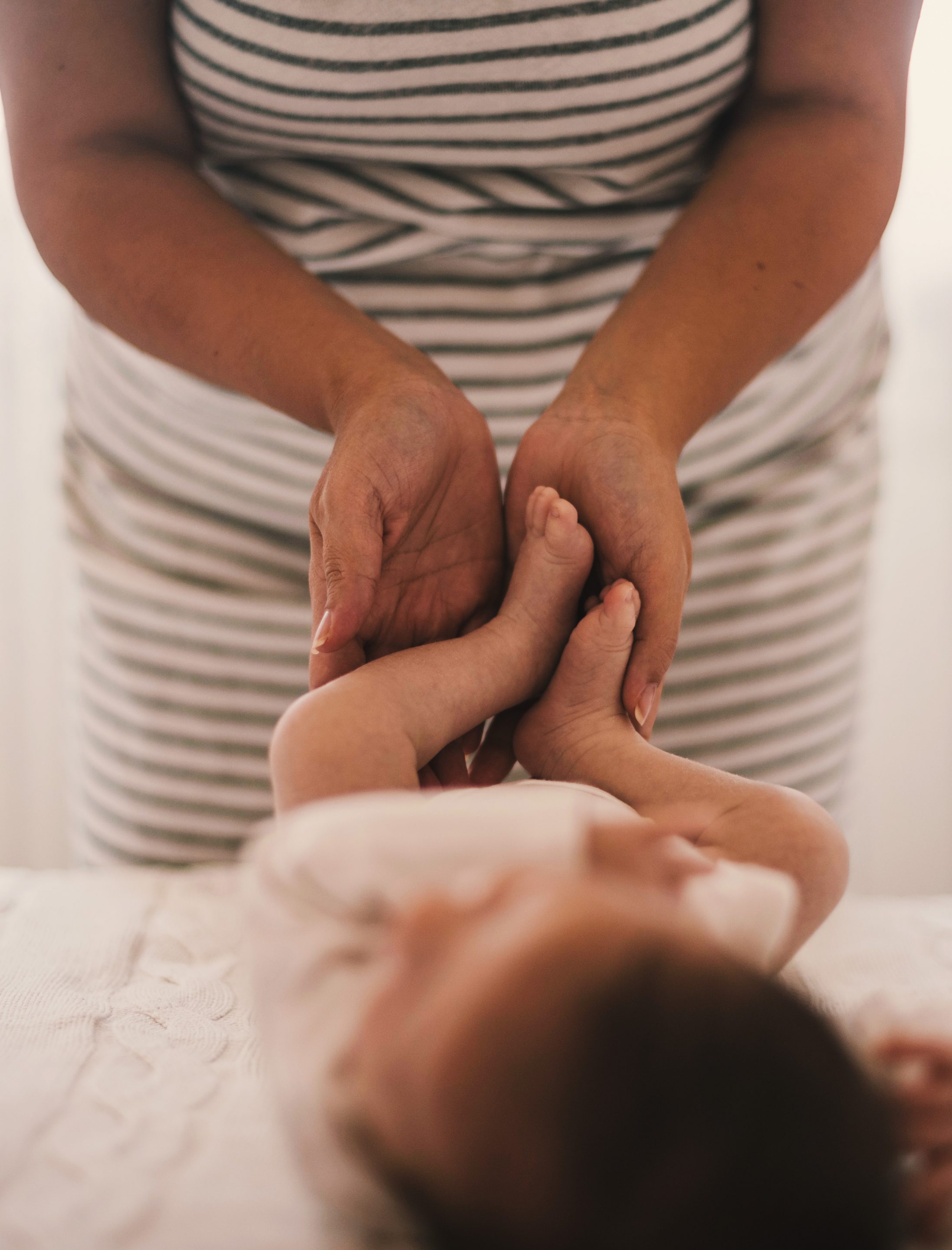 réflexologie bébé doula entrain de faire de la réflexologie sur les pieds d'un bébé