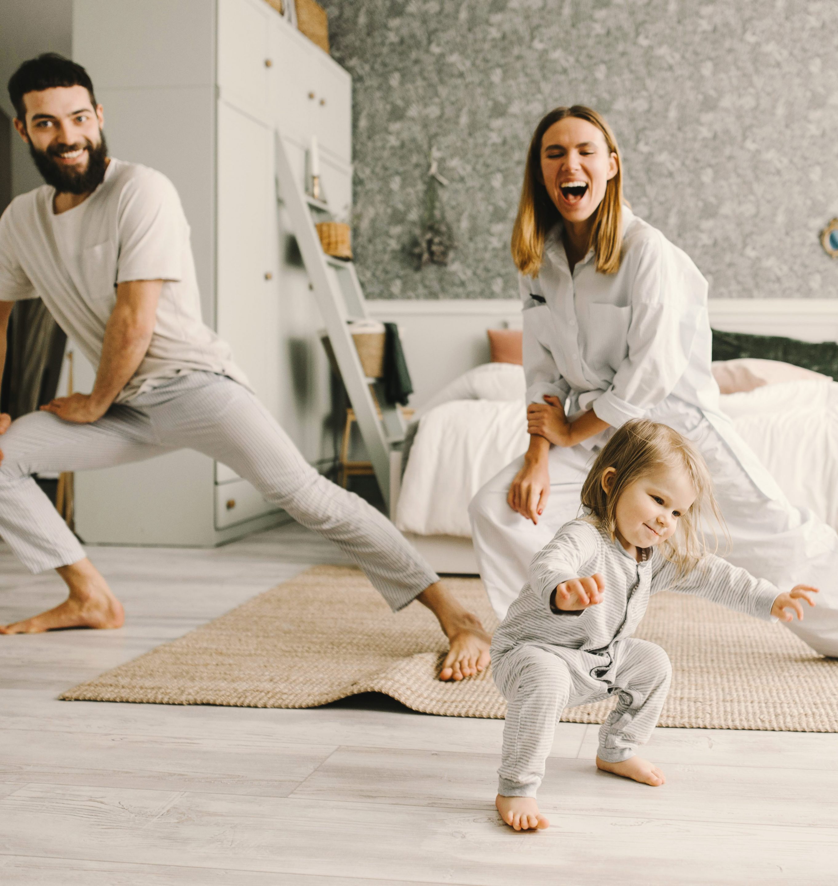 yoga bambin un homme et une femme faisant du yoga avec leur enfant