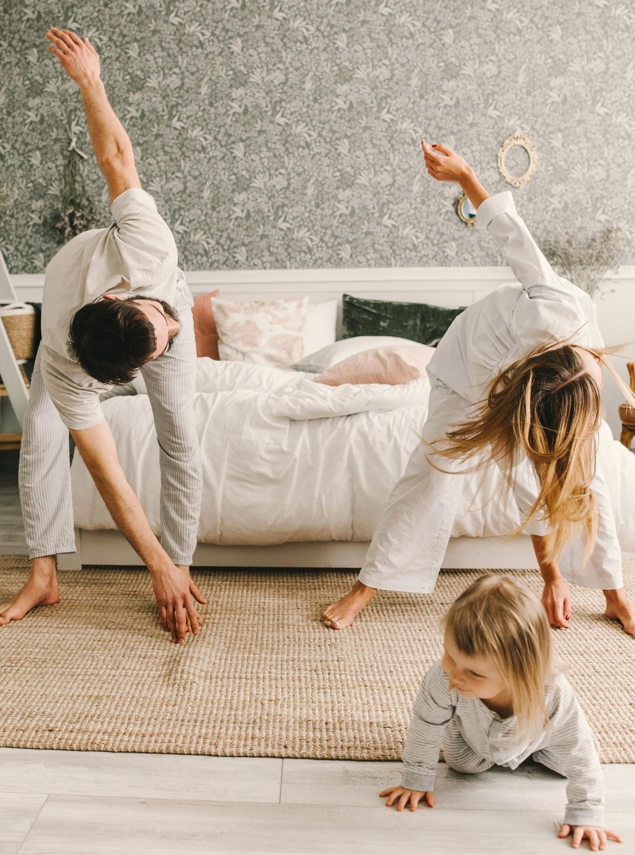 yoga bambin un homme et une femme avec leur enfant faisant du yoga