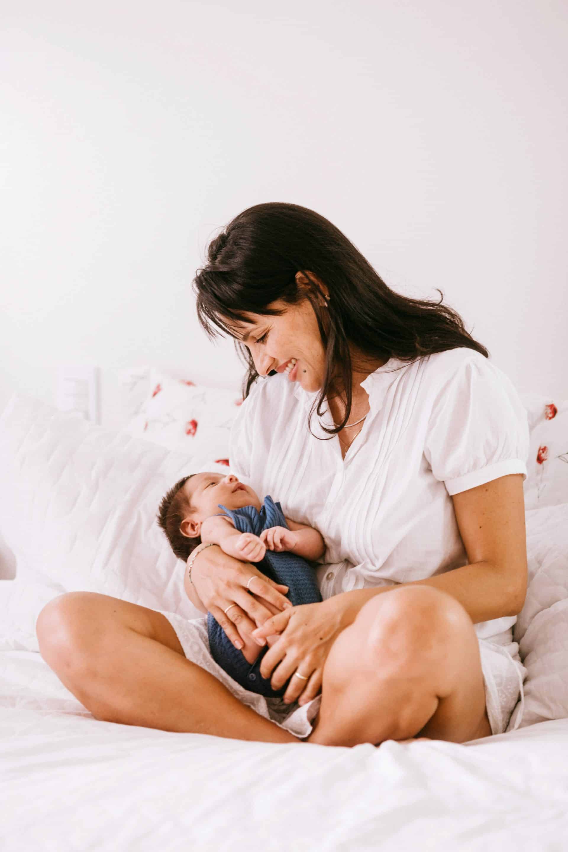 bebe et maman première rencontrer entre maman entrain de bercer bébé