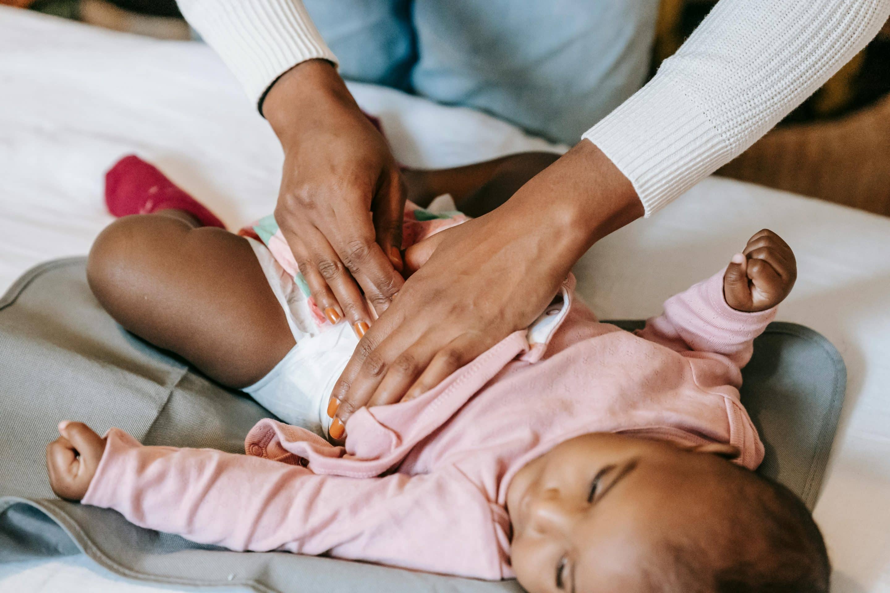 bébé se faisant masser le ventre 