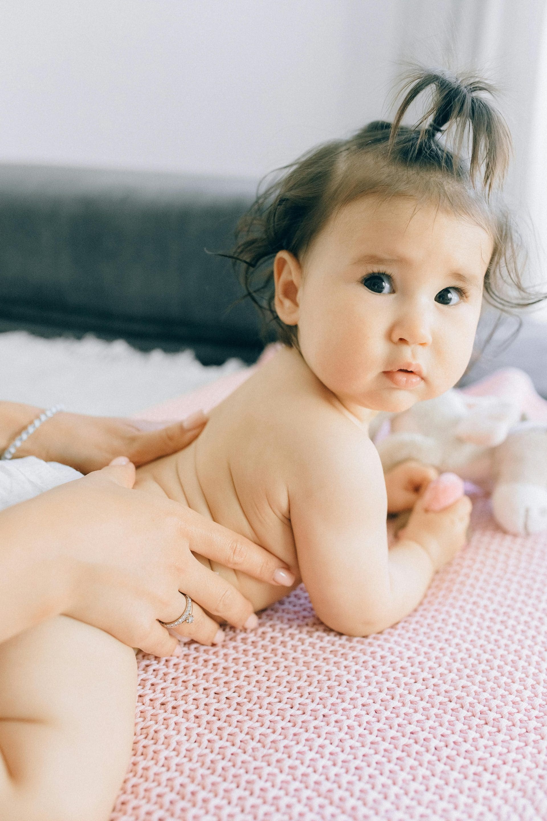 massage dos bébé bébé allongé sur le ventre entrain de se faire masser le dos